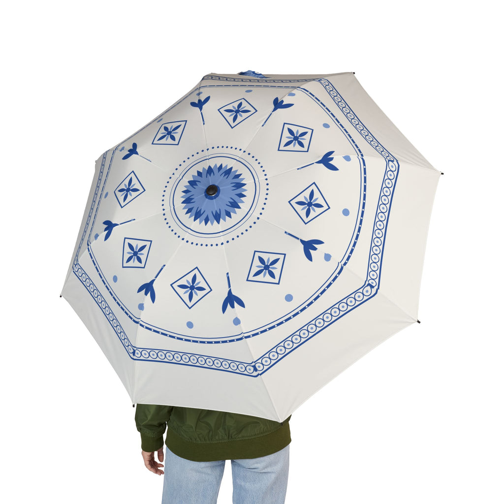 Person holding the Orange-Nassau Delft blue folding umbrella, seen from behind