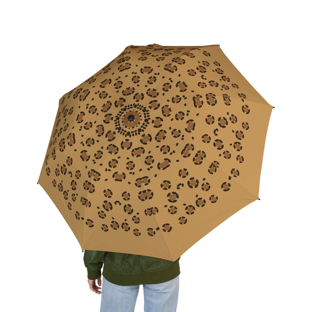 Person holding the Hohenstaufen leopard folding umbrella, seen from behind