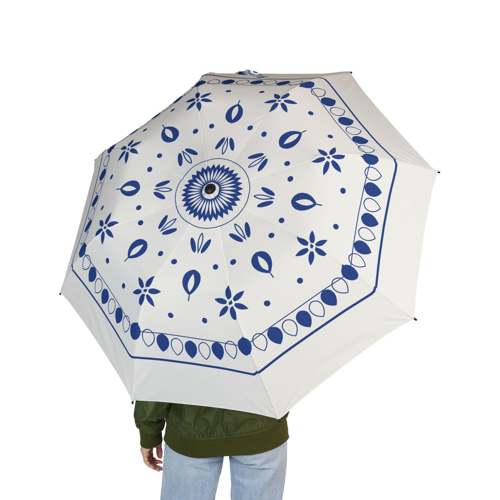 Person holding the Wettin Meissen onion folding umbrella, seen from behind